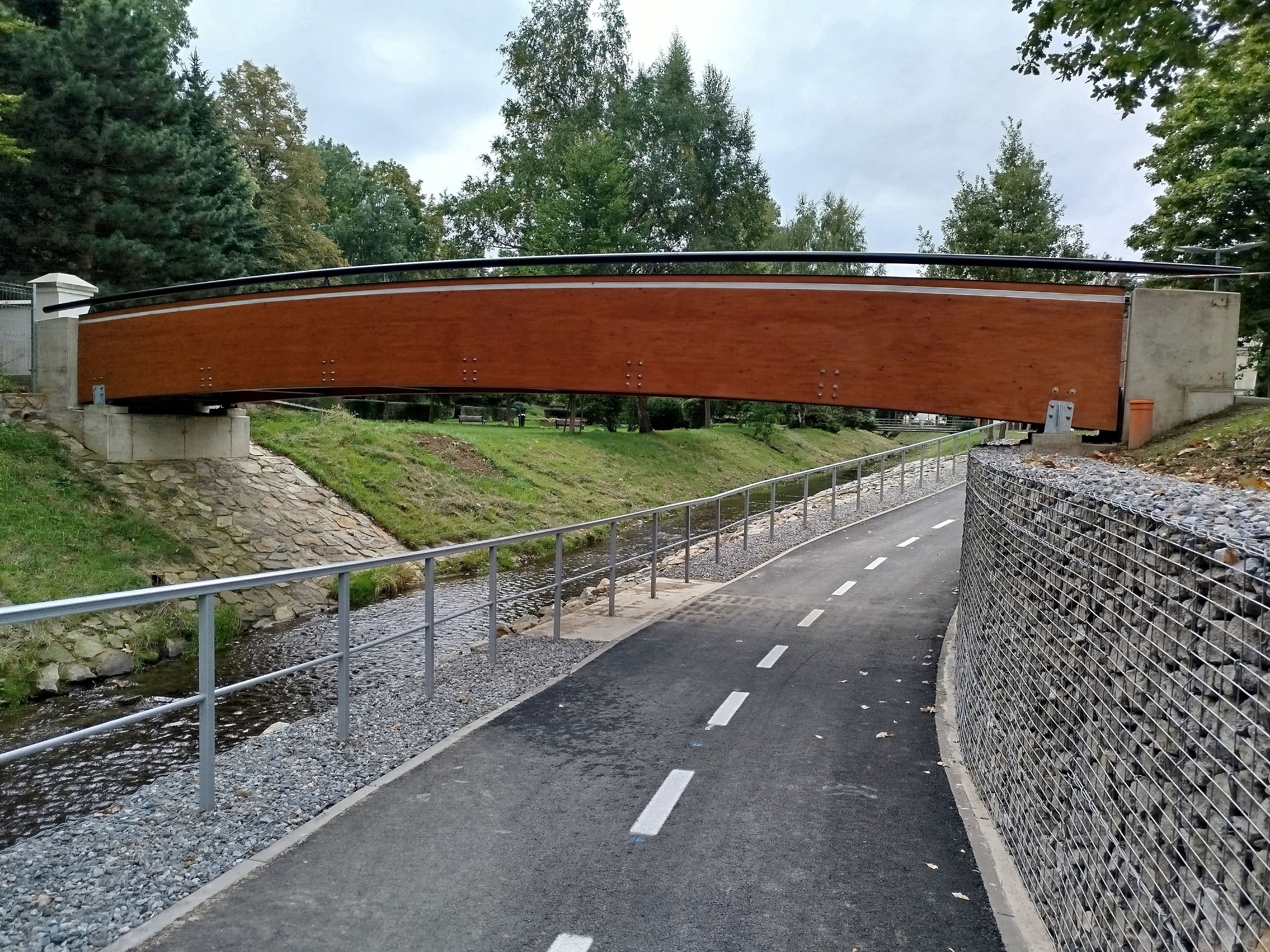 Nová cyklostezka umožňuje bezpečný pohyb centrem města. 