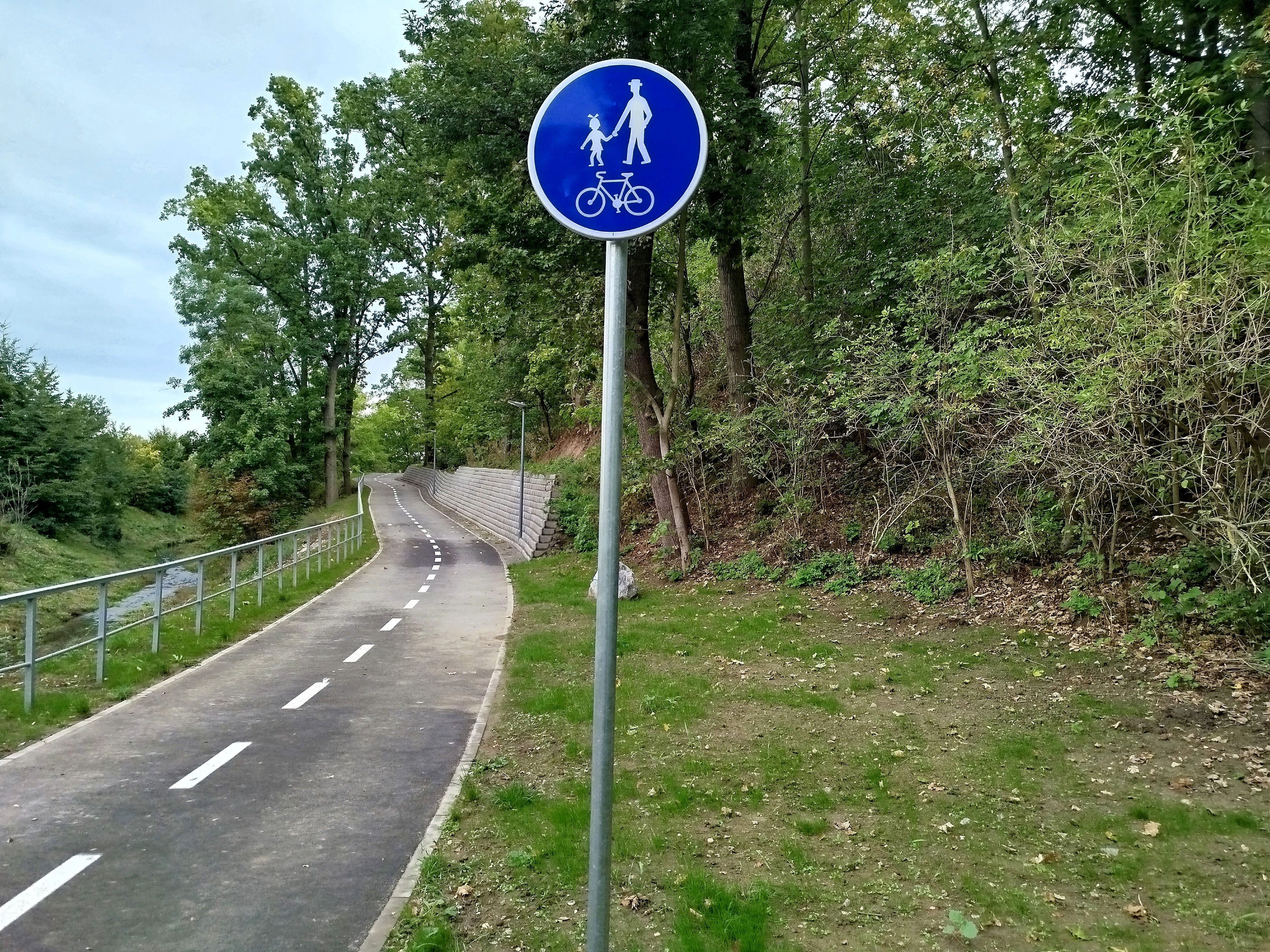 Nová cyklostezka v Moravských Budějovicích vede kolem říčky Rokytky.
