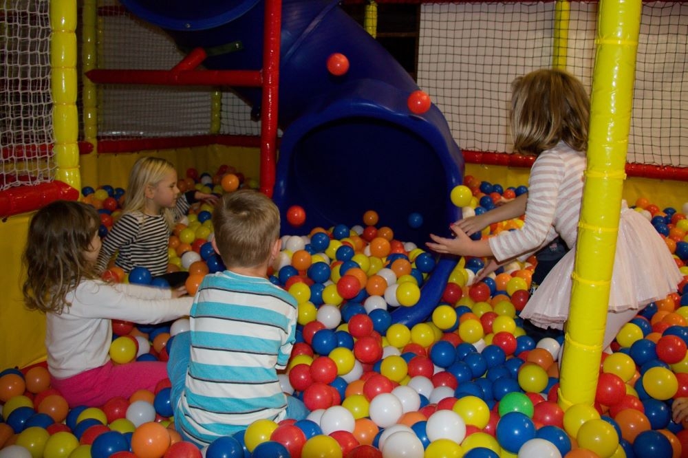 Zábavní centrum Labyrint v Třebíči vzniklo v budově bývalé zámecké sýpky. Zábavní centrum Labyrint v Třebíči vzniklo v budově bývalé zámecké sýpky.