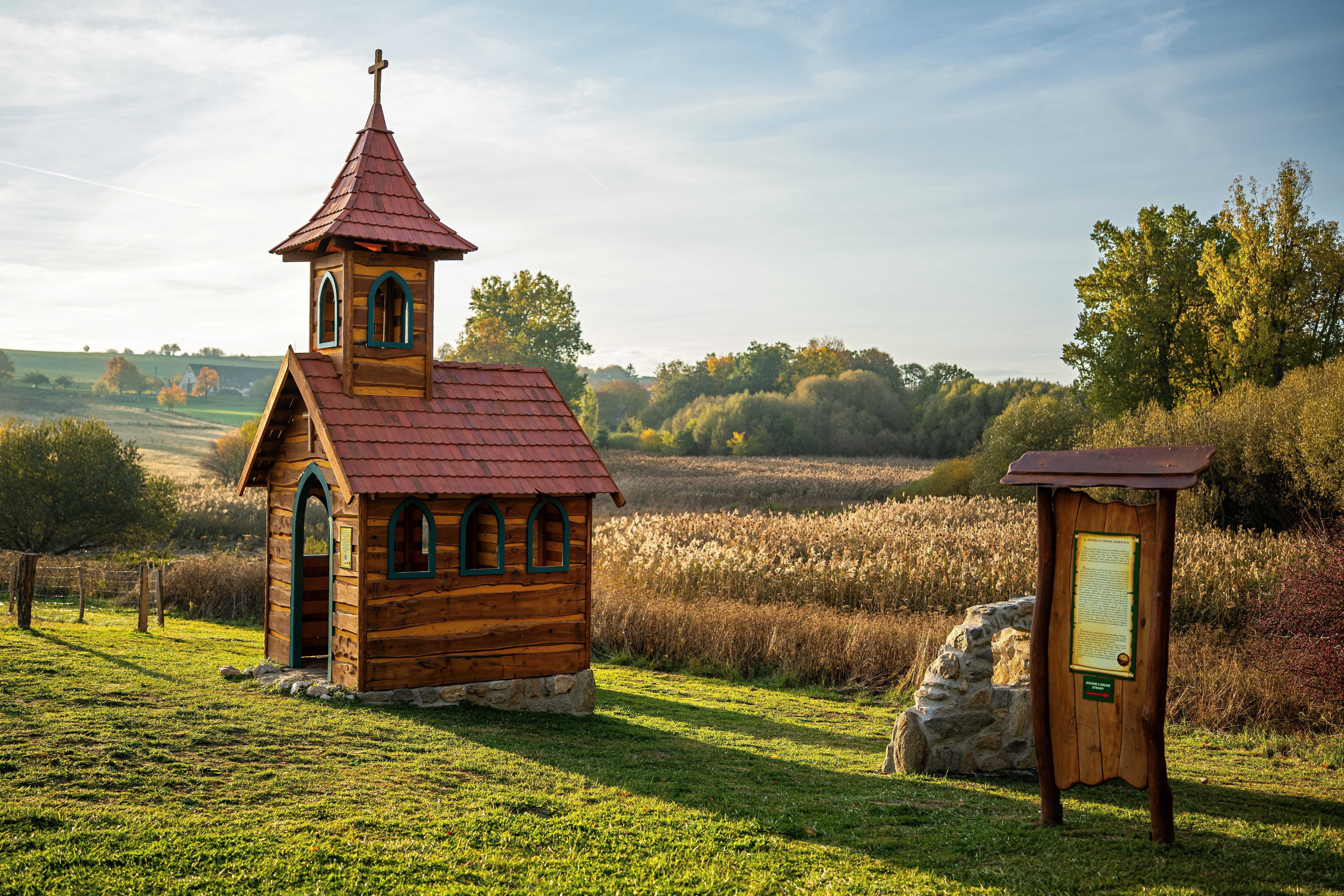 Stezka u Štěmech je plná zážitků. Foto David Baštář. Stezka u Štěmech je plná zážitků. Foto David Baštář.