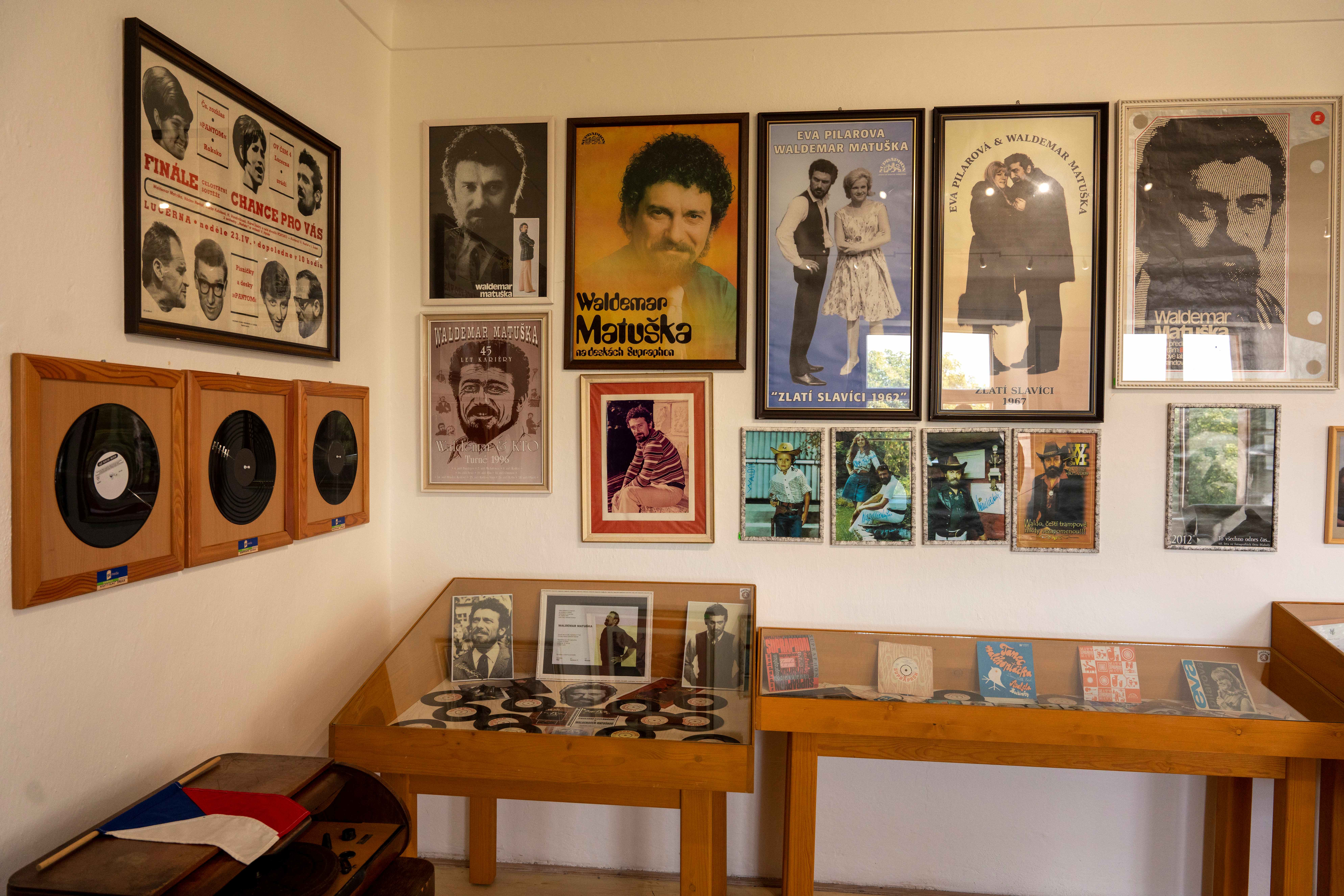 Jedinou expozici věnovanou československému zpěvákovi Waldemaru Matuškovi mají na zámku v Polici. Foto Roman Šulc.