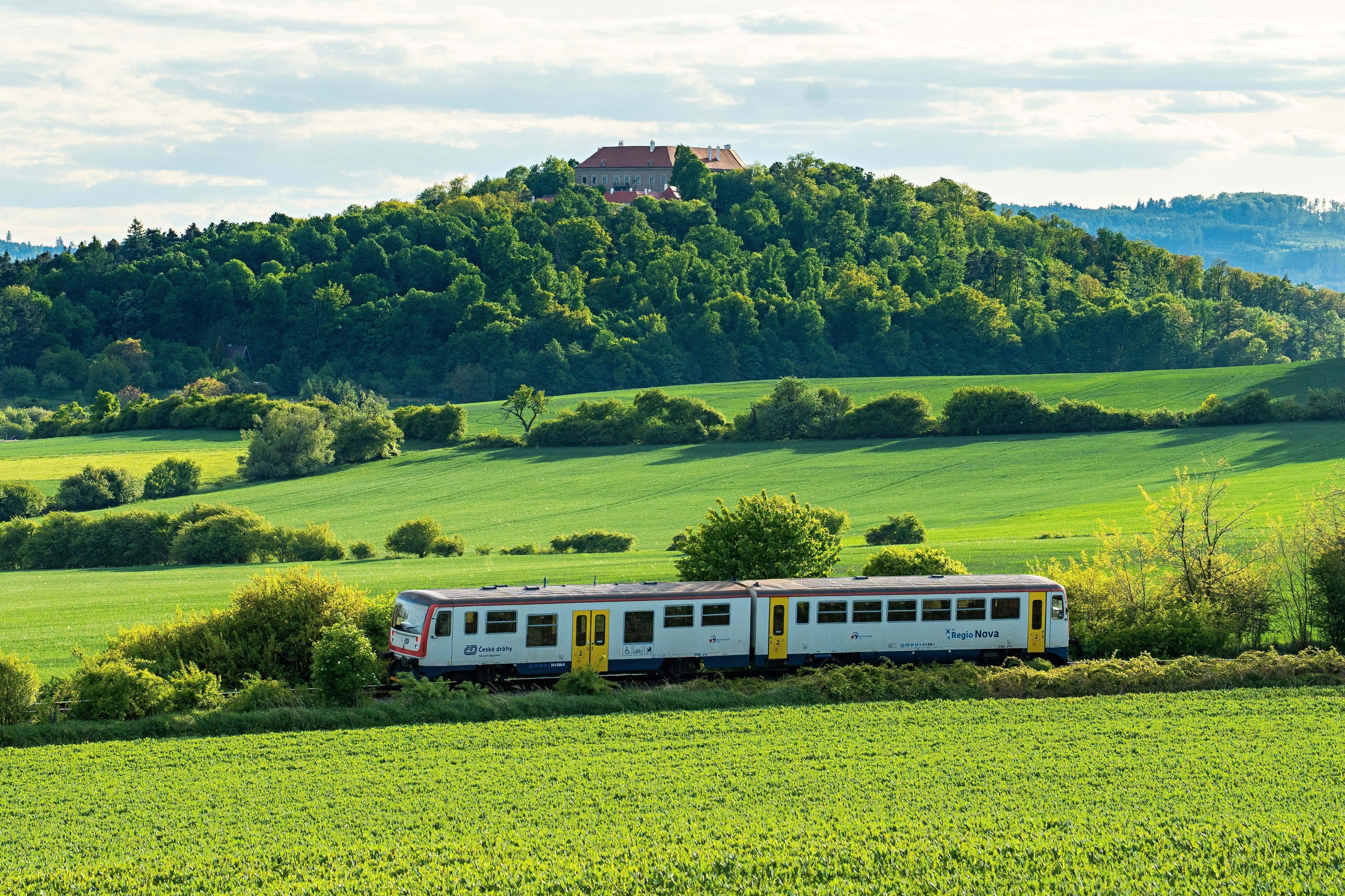 Kolem vinařství Sádek vede železniční trať z Okříšek do Znojma. Foto David Baštář.