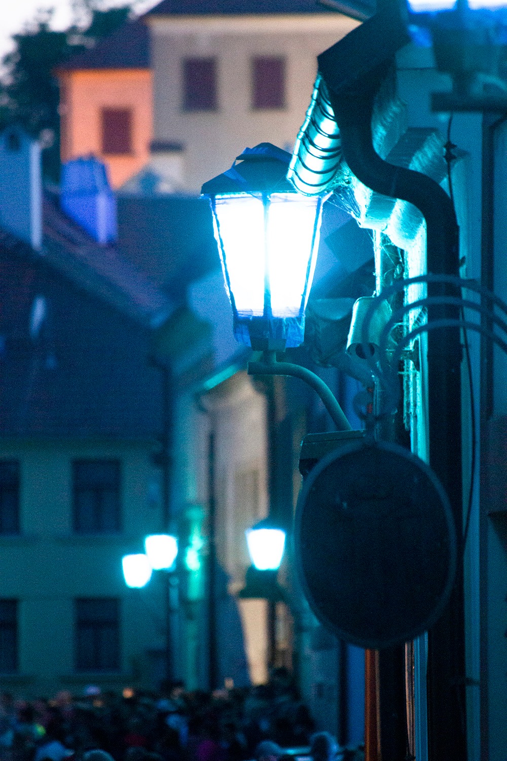 Modré lampy patří tradičně k festivalu Zámostí. Foto Petr Ondráček. 