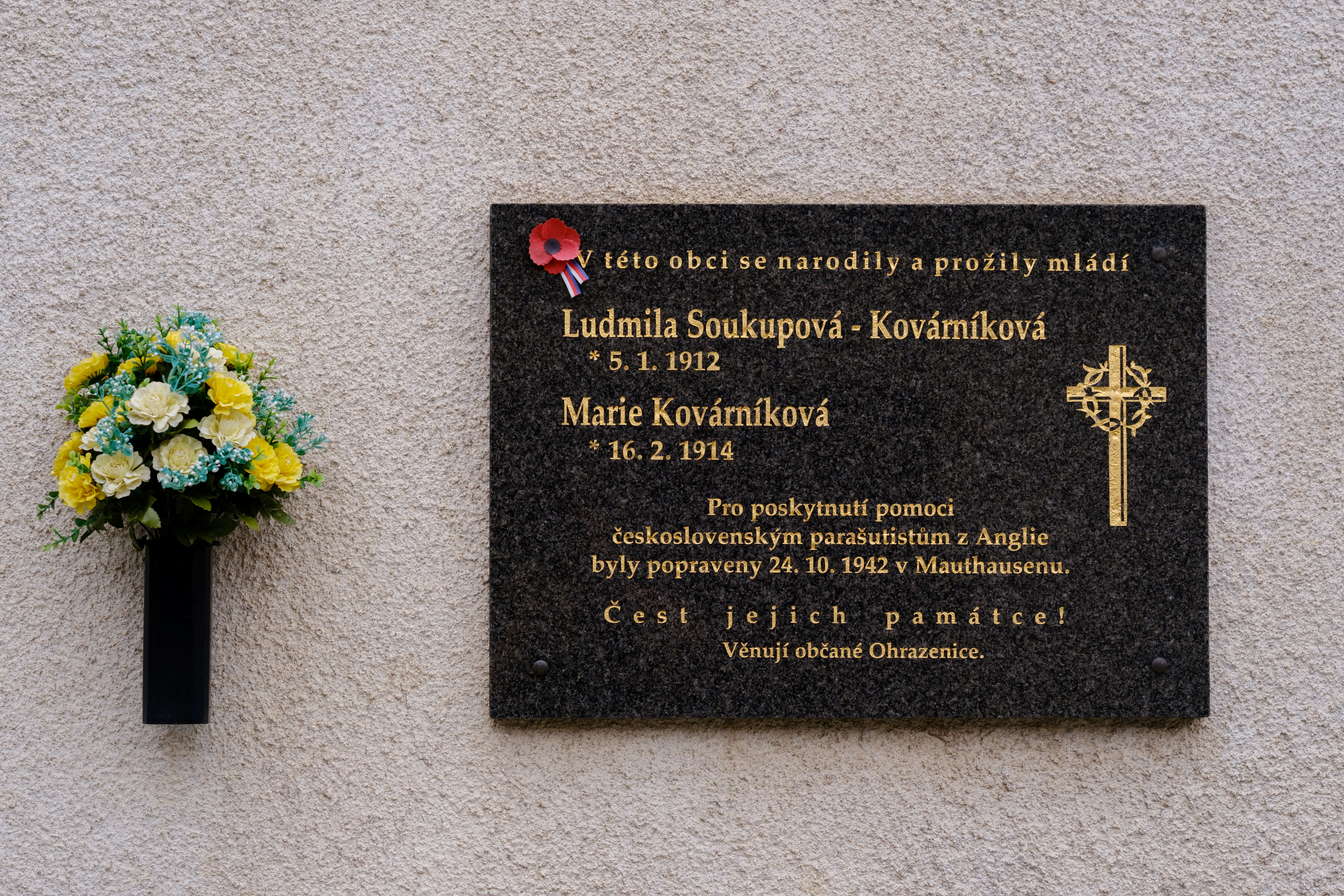 Na rodném domě sester Kovárníkových v Ohrazenici je dnes pamětní deska. Foto Bára Jahodová.